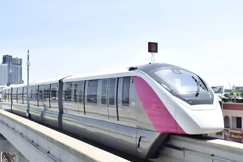 รูป รถไฟฟ้าสายสีชมพู มีนบุรี – แคราย เปิดให้บริการ เช็กเลยมีกี่สถานี สถานีอะไรบ้าง