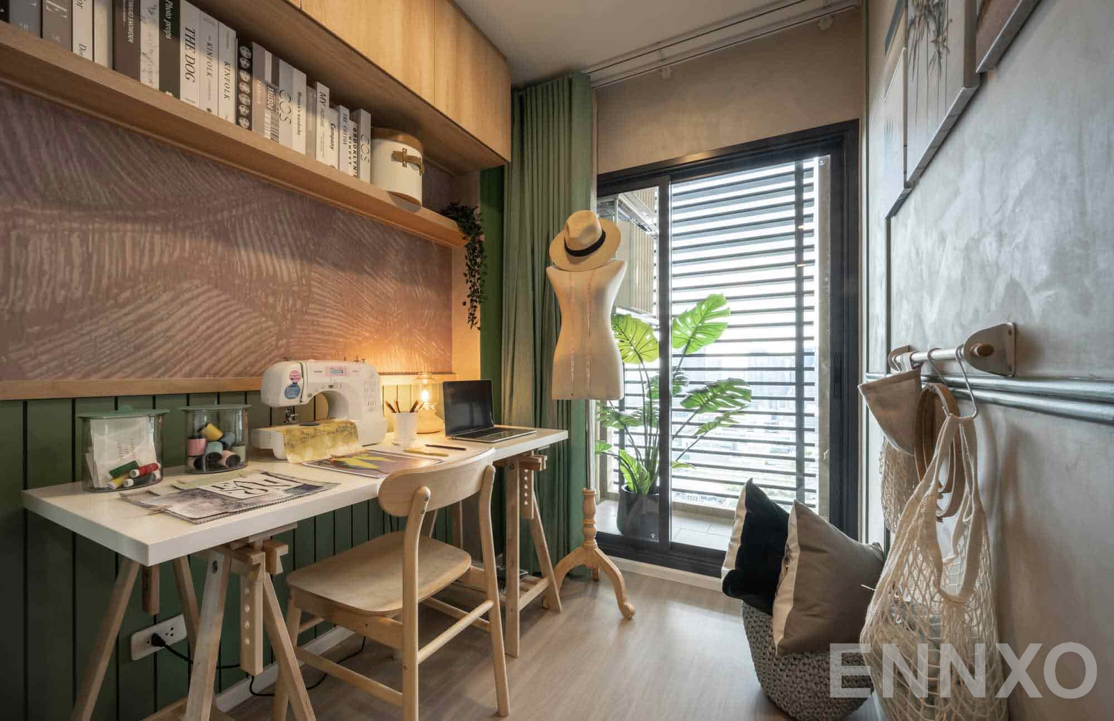 รูปโต๊ะทำงานในห้องของ เดนิม จตุจักร