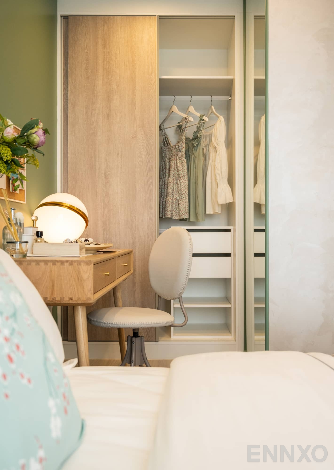 รูปตู้เสื้อผ้าและโต๊ะข้างเตียงของ เดนิม จตุจักร