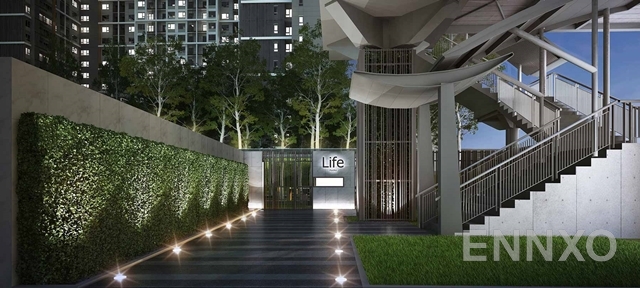 รูปทางลงสะพานลอยฝั่งของ ไลฟ์ อโศก