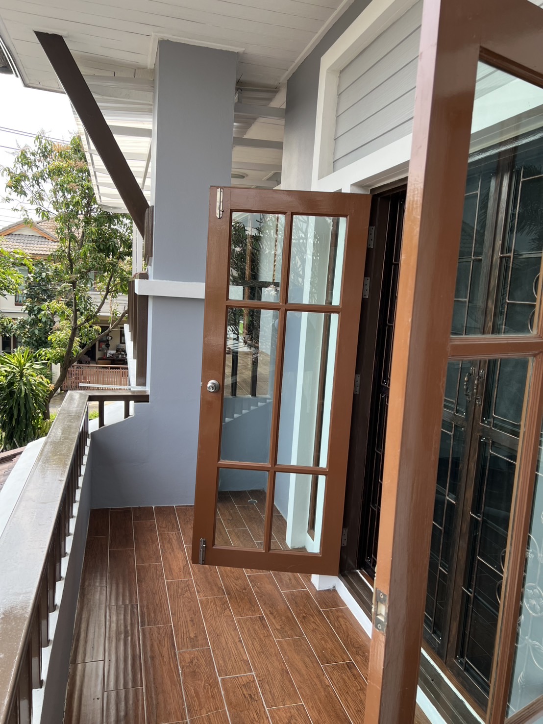 ขายบ้านเดี่ยว หมู่บ้านลีฟวิ่งนารา ซ.เคหะร่มเกล้า 64 แขวงคลองสองต้นนุ่น เขตลาดกระบัง เนื้อที่71ตารางวา  4ห้องนอน 4ห้องน้ำ ติดโซลาเซลล์(ขายไฟได้) 12