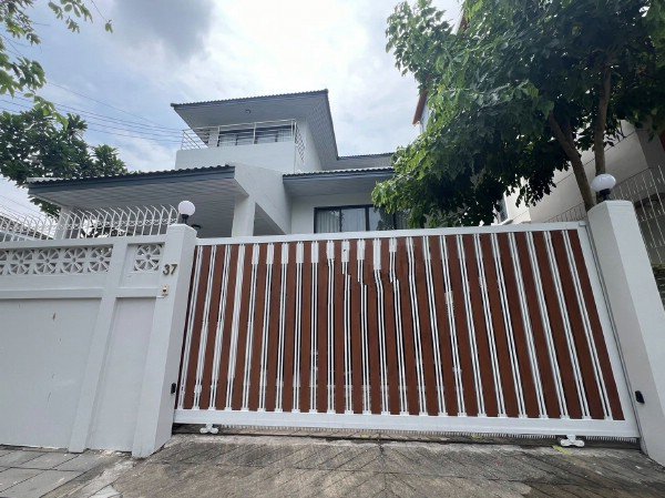 ให้เช่าบ้านเดี่ยวใจกลางสาทร ขนาด 252 ตรม. บนที่ดิน 63 ตรว. พิกัดถนนนราธิวาสราชนครินทร์ แขวงทุ่งมหาเมฆ 7