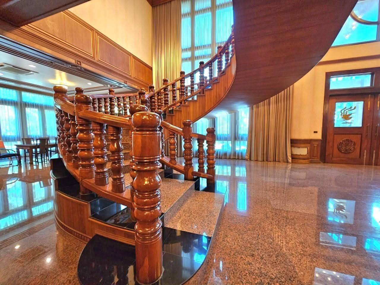 Luxury home For Sale A luxurious mansion in downtown Sriracha. 15