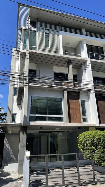 P709 ให้เช่า ขาย โฮมออฟฟิศ อาคาร 4 ชั้น + ดาดฟ้า โครงการ บี สแควร์ พระราม 9 เหม่งจ๋าย ซ.สหการประมูล 11