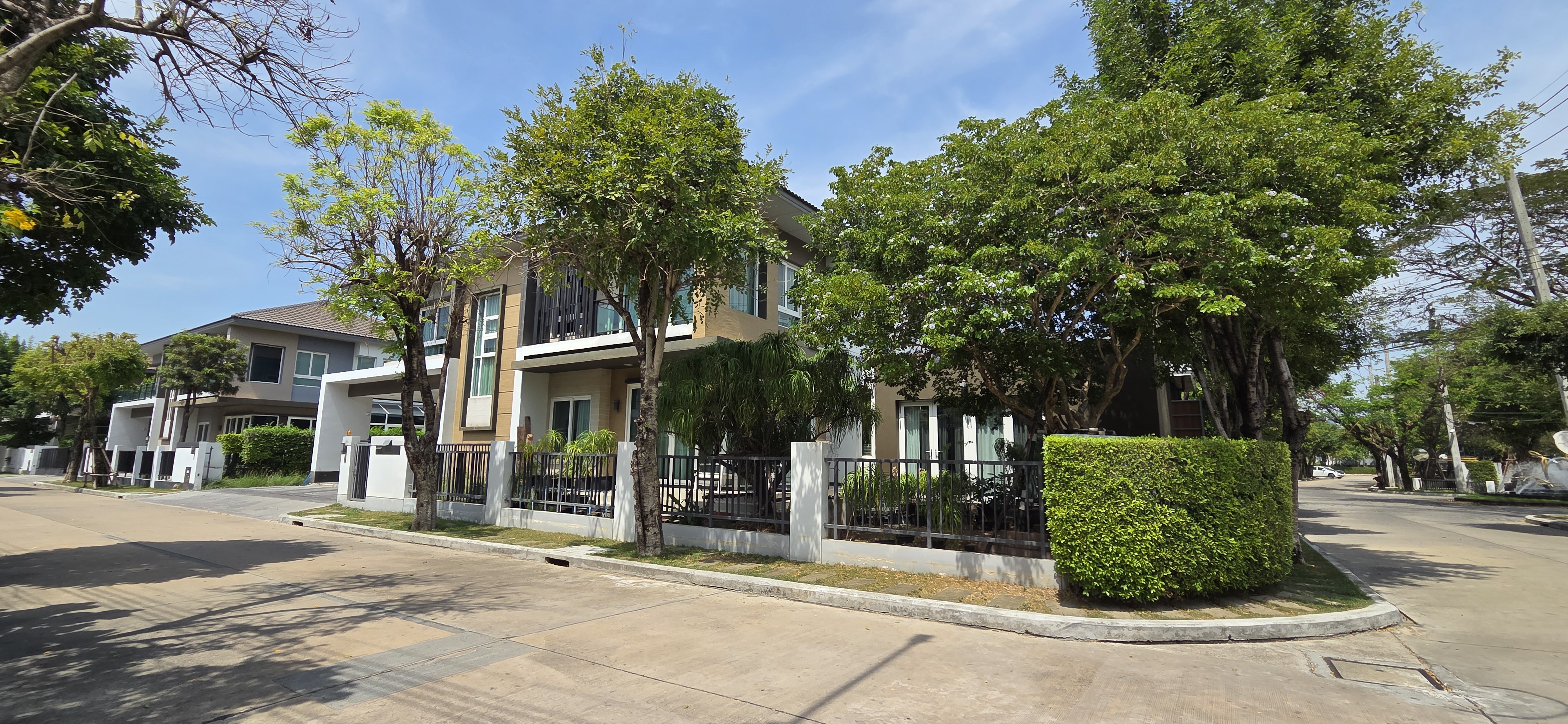 บ้านเดี่ยวหลังมุมในโครงการลัดดารมย์บางนา 2