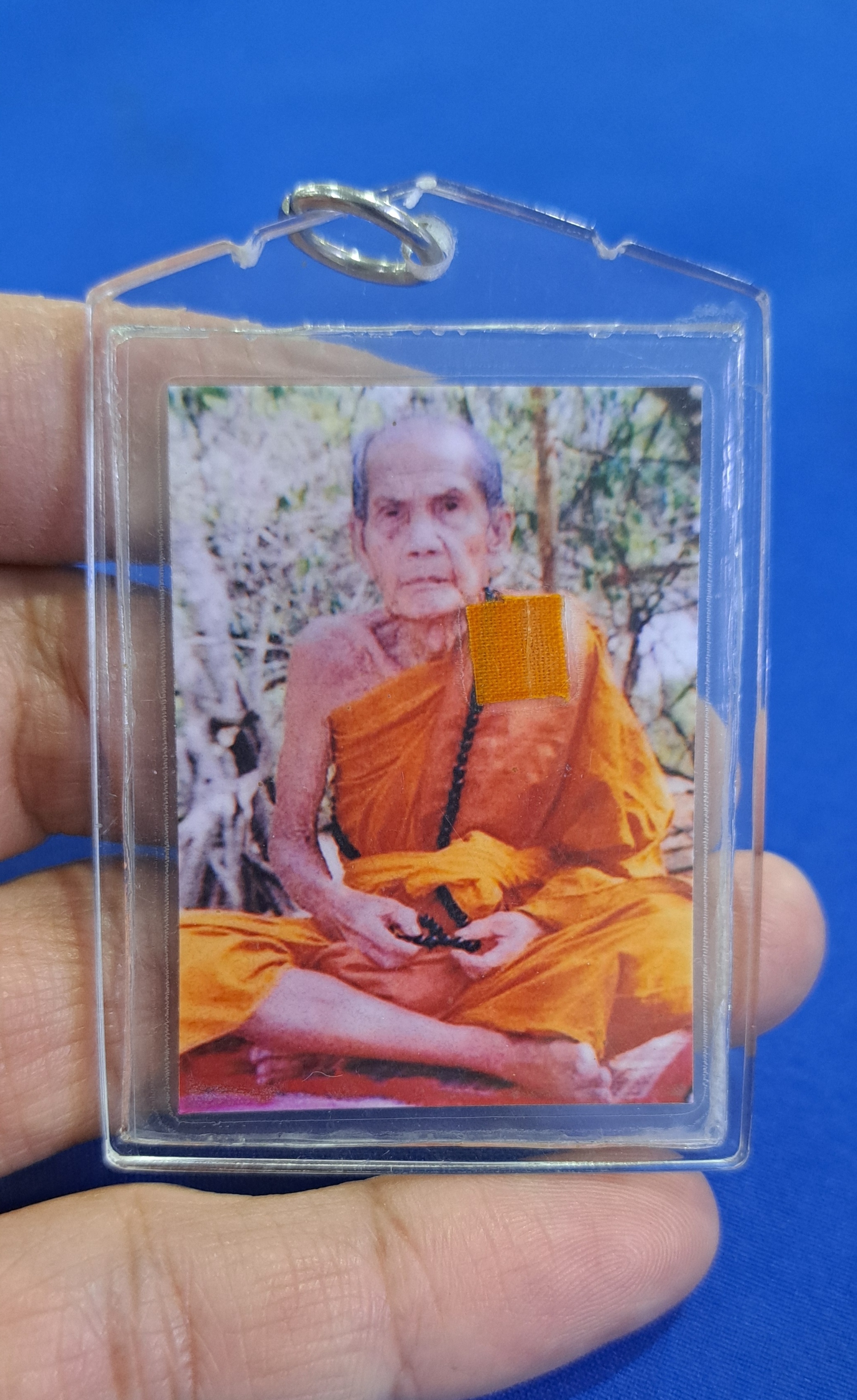 #รูปถ่ายหลวงปู่หมุนออกวัดซับลำใย ปี2543ติดจีวร+เกศาของหลวงปู่หมุน *ตอกโค๊ตตัวนะ* หลังตราปั๊มวัดแท้ทันหลวงปู่หมุนปลุกเสกครับ บูชาใช้พุทธคุณใด้ 