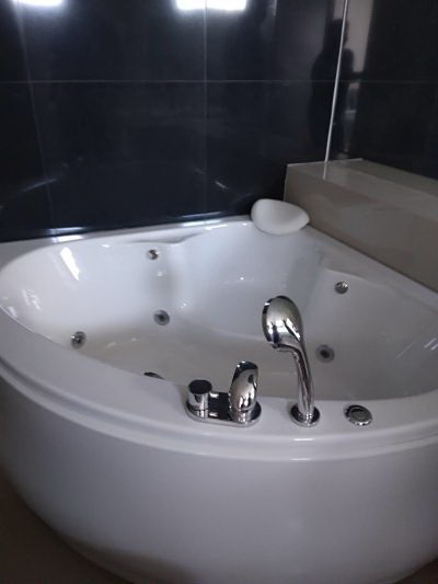 ให้เช่าคอนโดหรูสไตล์วิวล่า สองขนาด 100-200 ตรม. 2 ห้องนอนและ 2 ห้องน้ำ, จากุซซี่ ใกล้บิ๊กซีเอกมัย 7