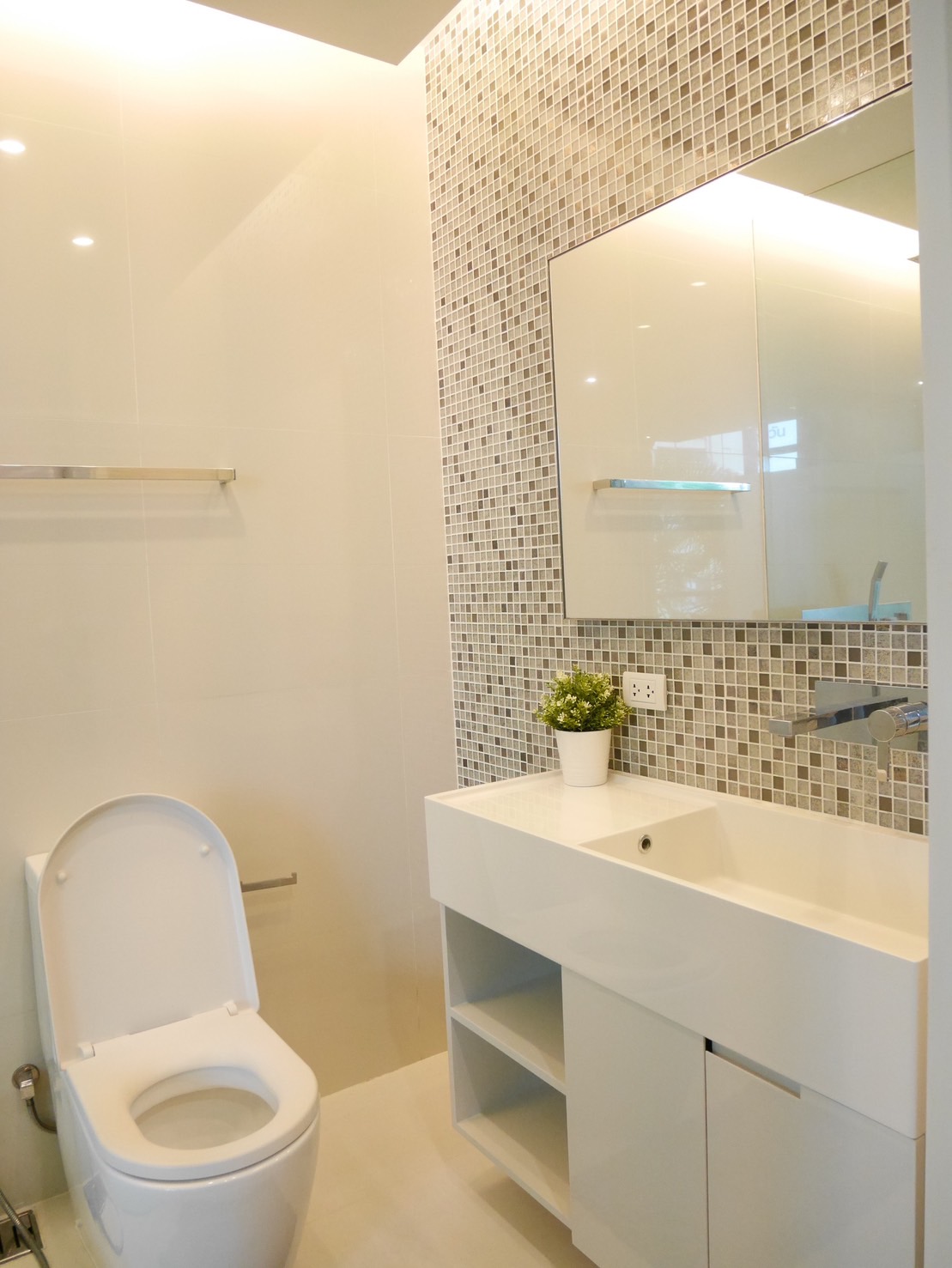 THE ROOM SUKHUMVIT 21 (ASOKE) 11