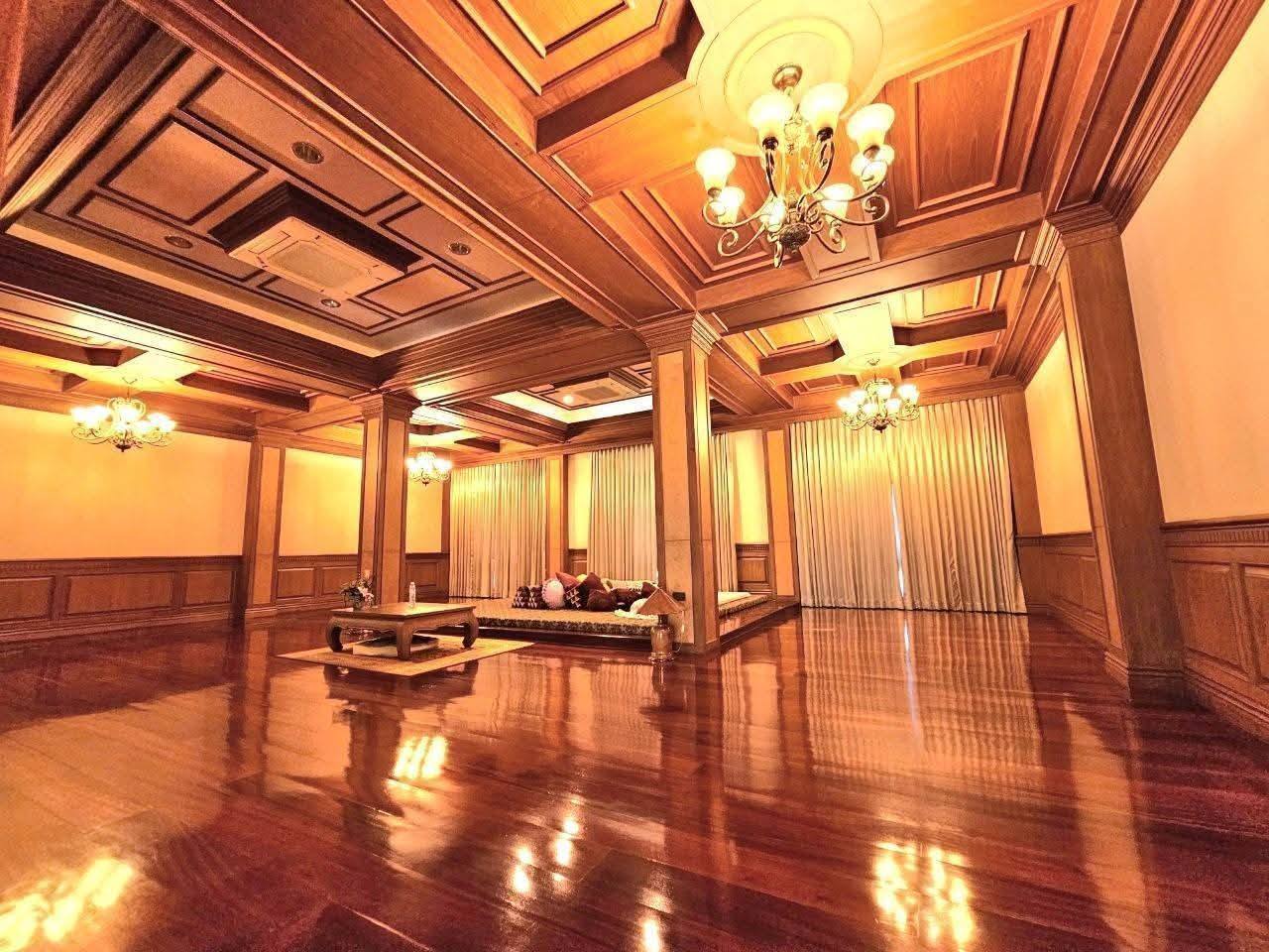 Luxury home For Sale A luxurious mansion in downtown Sriracha. 14