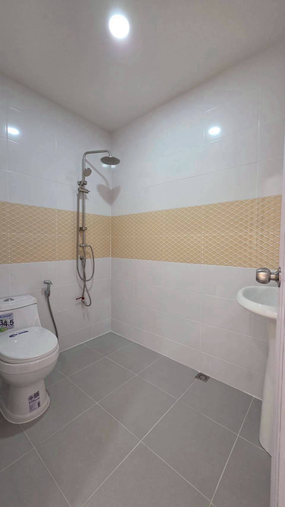 หมู่บ้านธารทอง2  ซอยวัดลาดปลาดุก ทาวน์เฮาส์ 2 ชั้นหลังมุม หน้าบ้านหลังบ้านไม่ชนใคร ห่างจากปากซอยวัดลาดปลาดุกเพียง 1 กม. 17