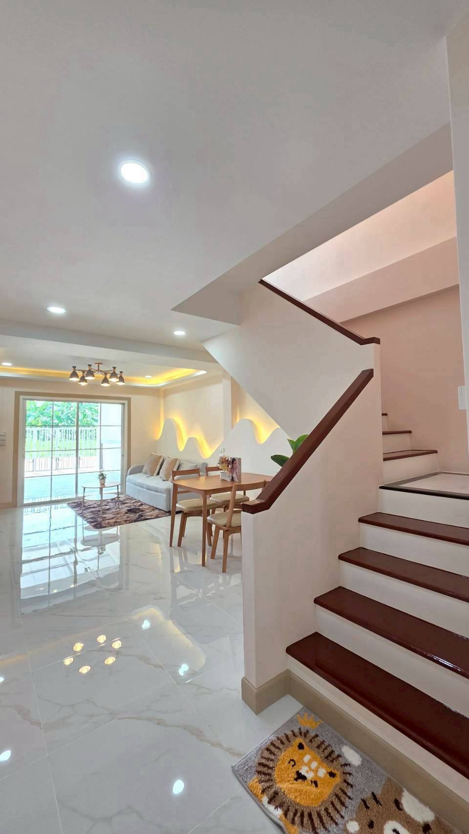 หมู่บ้านธารทอง2  ซอยวัดลาดปลาดุก ทาวน์เฮาส์ 2 ชั้นหลังมุม หน้าบ้านหลังบ้านไม่ชนใคร ห่างจากปากซอยวัดลาดปลาดุกเพียง 1 กม. 14