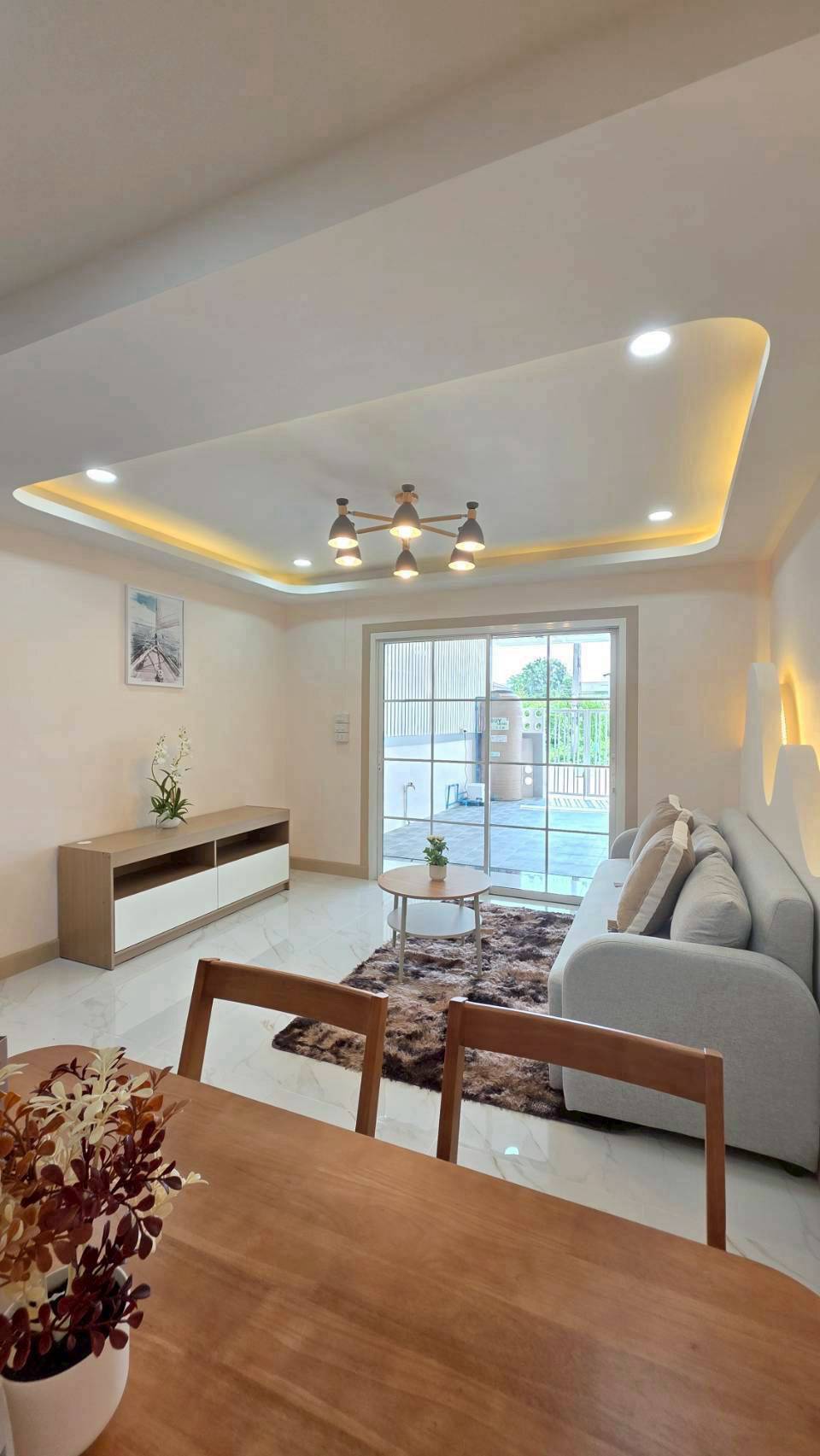 หมู่บ้านธารทอง2  ซอยวัดลาดปลาดุก ทาวน์เฮาส์ 2 ชั้นหลังมุม หน้าบ้านหลังบ้านไม่ชนใคร ห่างจากปากซอยวัดลาดปลาดุกเพียง 1 กม. 4