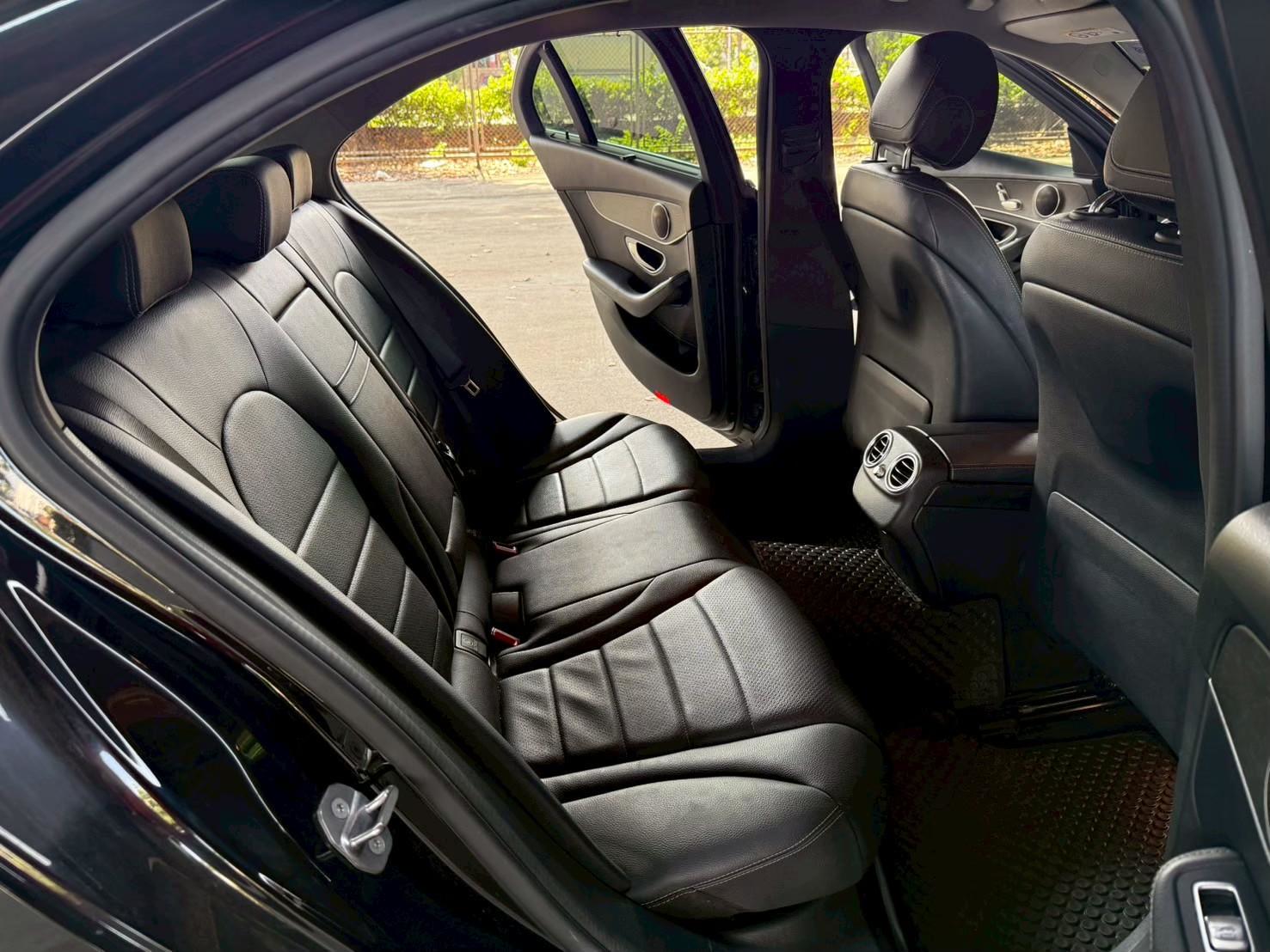 Mercedes-Benz  C220d W205 AT ปี 2019 รถมือสอง ขายถูก 15