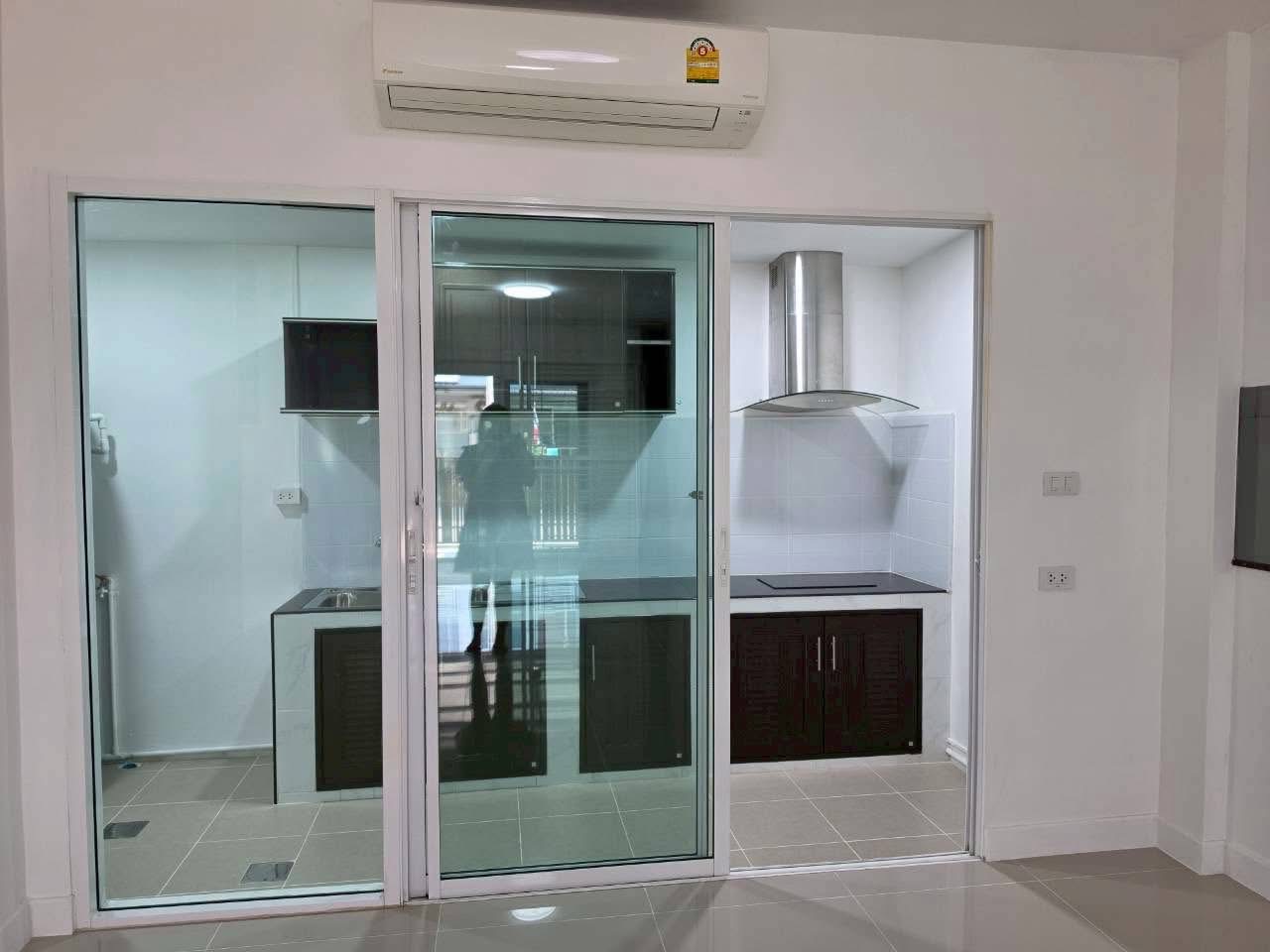 ขายทาวน์โฮม🏠 พร้อมโอนฯ 🔥 🔰ใกล้เมกาบางนา หิ้วกระเป๋า เข้าอยู่ได้เลย😁🤟🌟  ทาวน์โฮม 3 ห้องนอน 2 ห้องน้ำ  ที่จอดรถ 2 คัน (เจ้าของขายเอง) 6