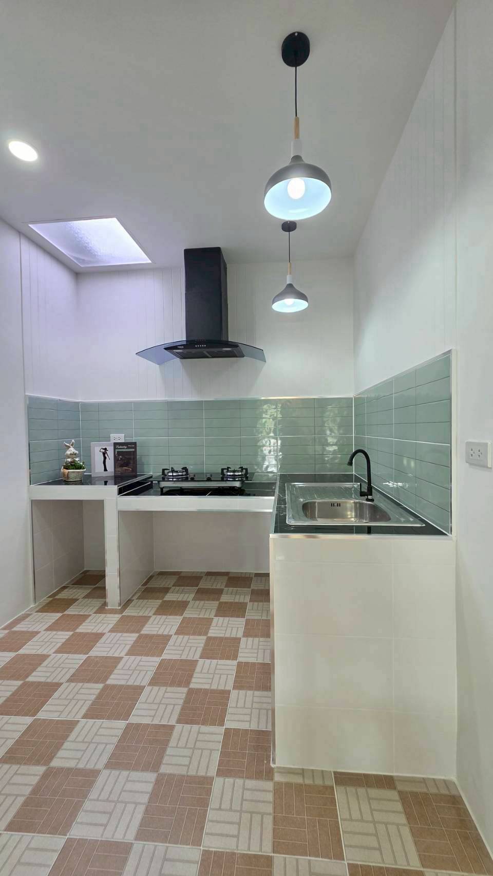 หมู่บ้านธารทอง2  ซอยวัดลาดปลาดุก ทาวน์เฮาส์ 2 ชั้นหลังมุม หน้าบ้านหลังบ้านไม่ชนใคร ห่างจากปากซอยวัดลาดปลาดุกเพียง 1 กม. 10