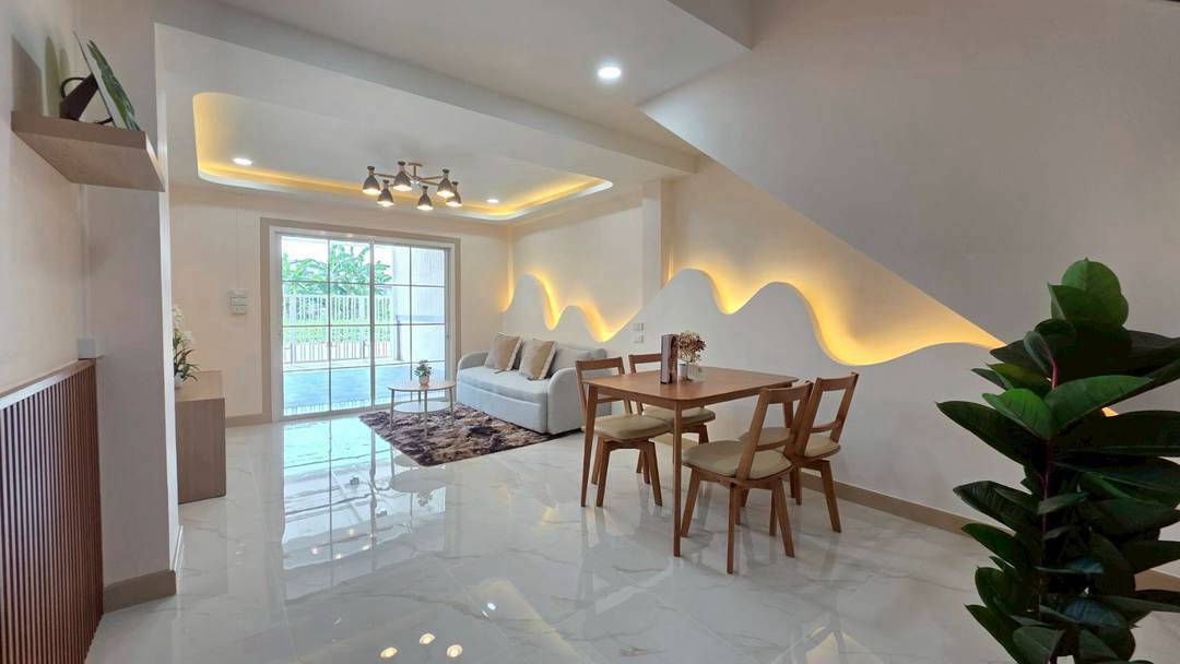 หมู่บ้านธารทอง2  ซอยวัดลาดปลาดุก ทาวน์เฮาส์ 2 ชั้นหลังมุม หน้าบ้านหลังบ้านไม่ชนใคร ห่างจากปากซอยวัดลาดปลาดุกเพียง 1 กม. 6