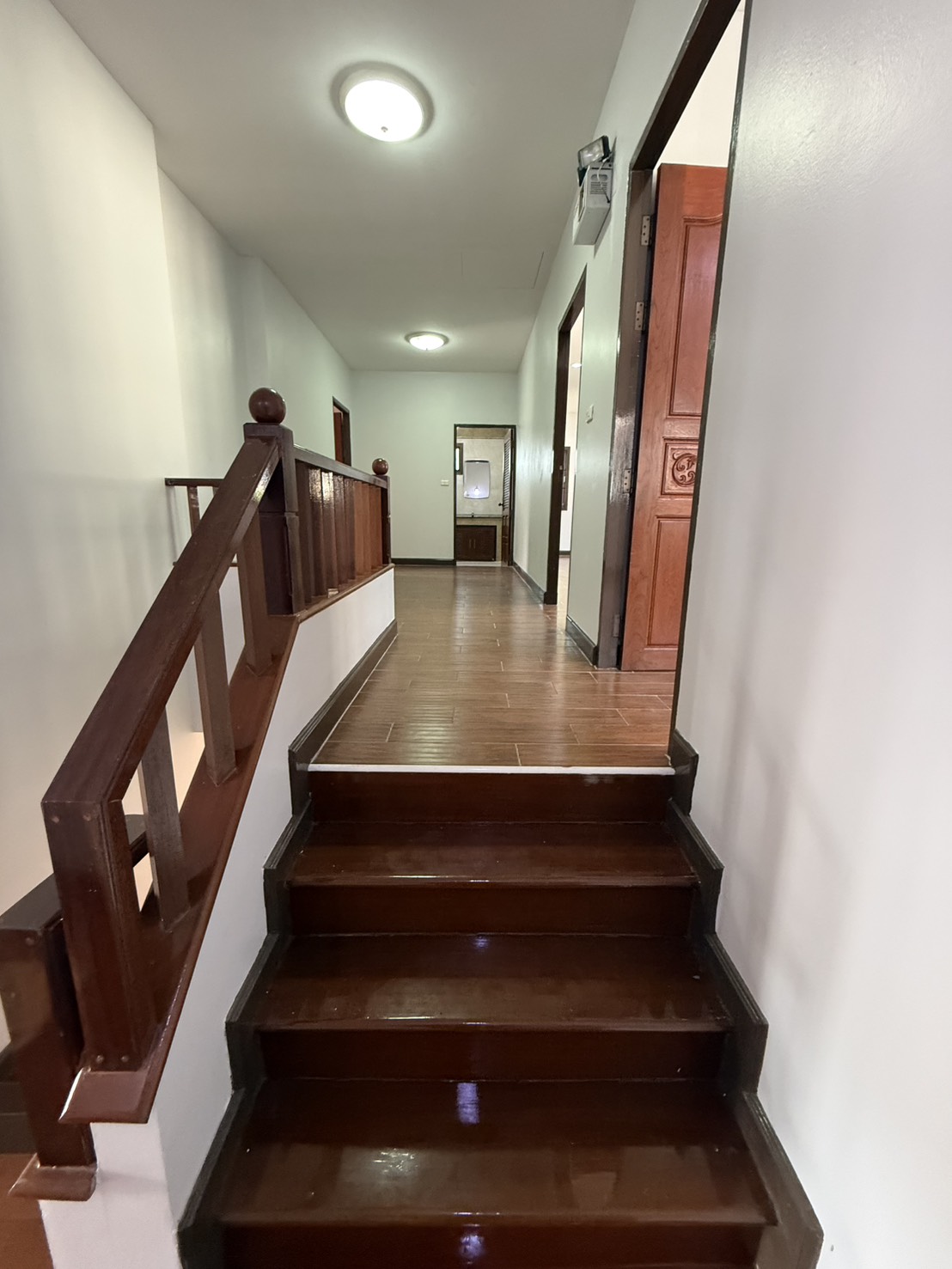 ขายบ้านเดี่ยว หมู่บ้านลีฟวิ่งนารา ซ.เคหะร่มเกล้า 64 แขวงคลองสองต้นนุ่น เขตลาดกระบัง เนื้อที่71ตารางวา  4ห้องนอน 4ห้องน้ำ ติดโซลาเซลล์(ขายไฟได้) 3