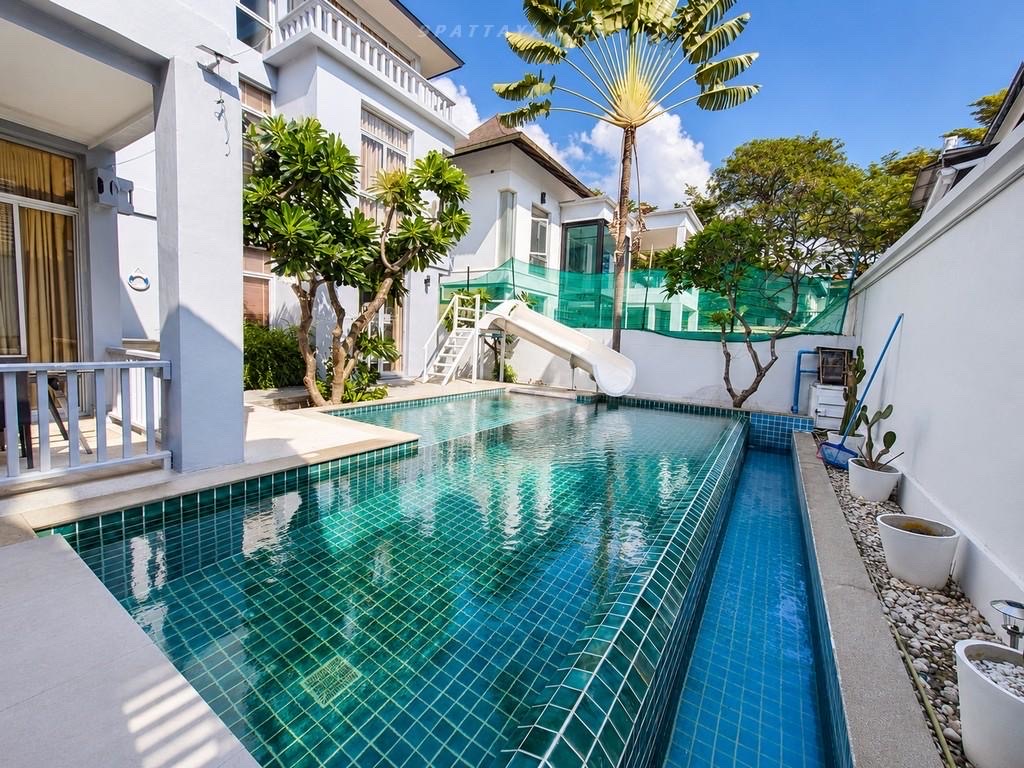 For Rent Nagawari Jomtien Land size: 103 sq.wah• 3-storey house• Usable area: 272 sq.m.• 4 bedrooms• 3 bathrooms• 12 beds included 13