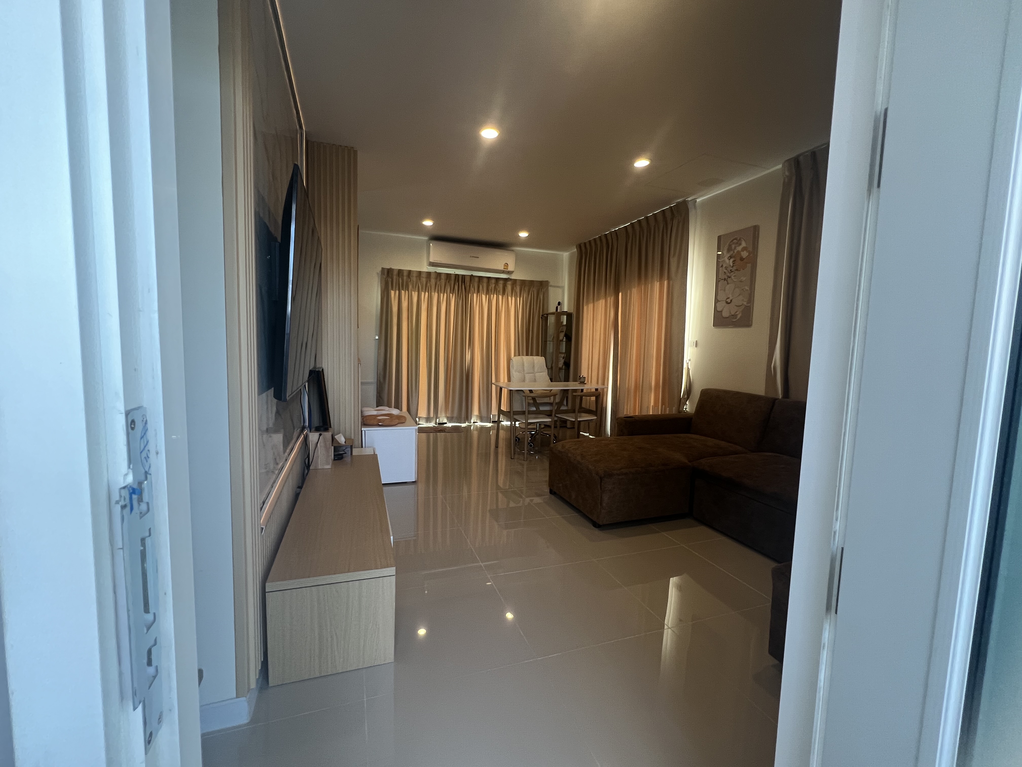 ทาวน์โฮมสไตล์บ้านแฝด มีพื้นที่ข้างบ้าน ไม่มีบ้านตรงข้ามสุดซอยเป็นส่วนตัว ประชาอุทิศ90/สมุทรปราการ 4