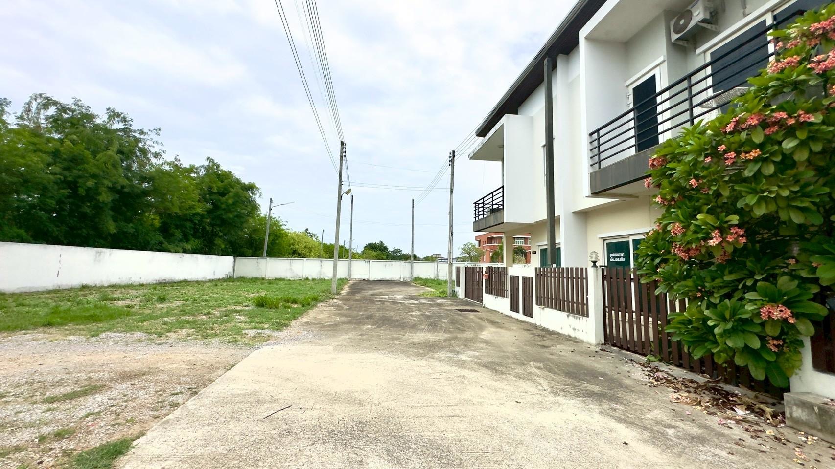 ขายยกโครงการบ้านแฝด พร้อมที่ดินเปล่า ริมถนนเพชรเกษม ใจกลางปราณบุรี 11