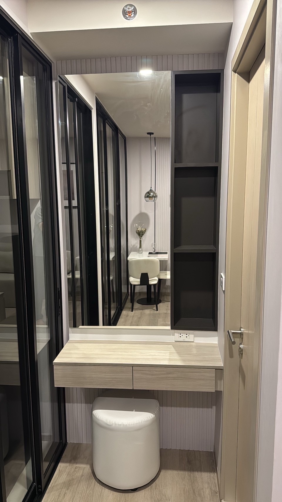 ให้เช่า Condo Origin place bangna ชั้น 10 ขนาด 29 ตรม. วิวสระ ระเบียงฝั่งตะวันออก แดดเช้า  ภาพจากห้องจริง เฟอร์นิเจอร์บิวท์อินครบ ที่นอน lLUNIO 8