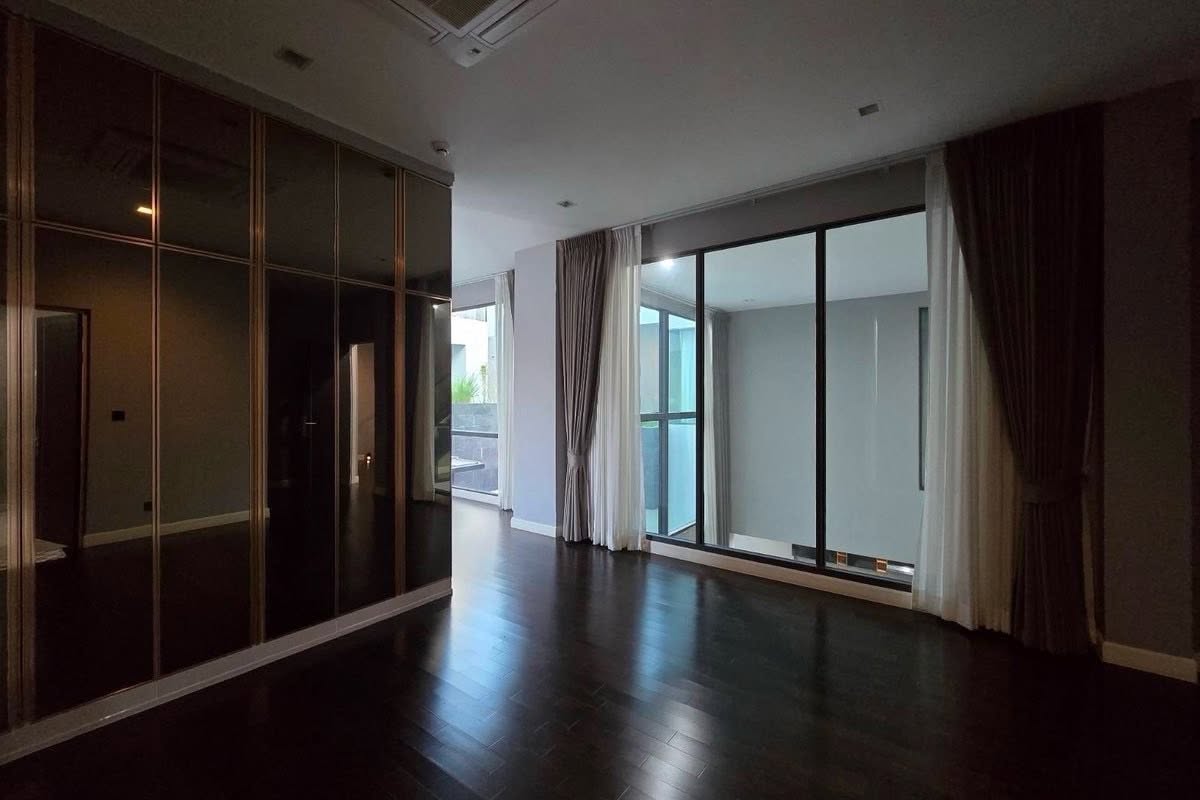 ให้เช่าบ้านหรู The Gentry พัฒนาการ 2บ้านเดี่ยว 3 ชั้น สไตล์ Luxury Villa พร้อมเฟอร์นิเจอร์ครบ ใกล้ Clubhouse เพียง 5 กม. ถึงทองหล่อ 17