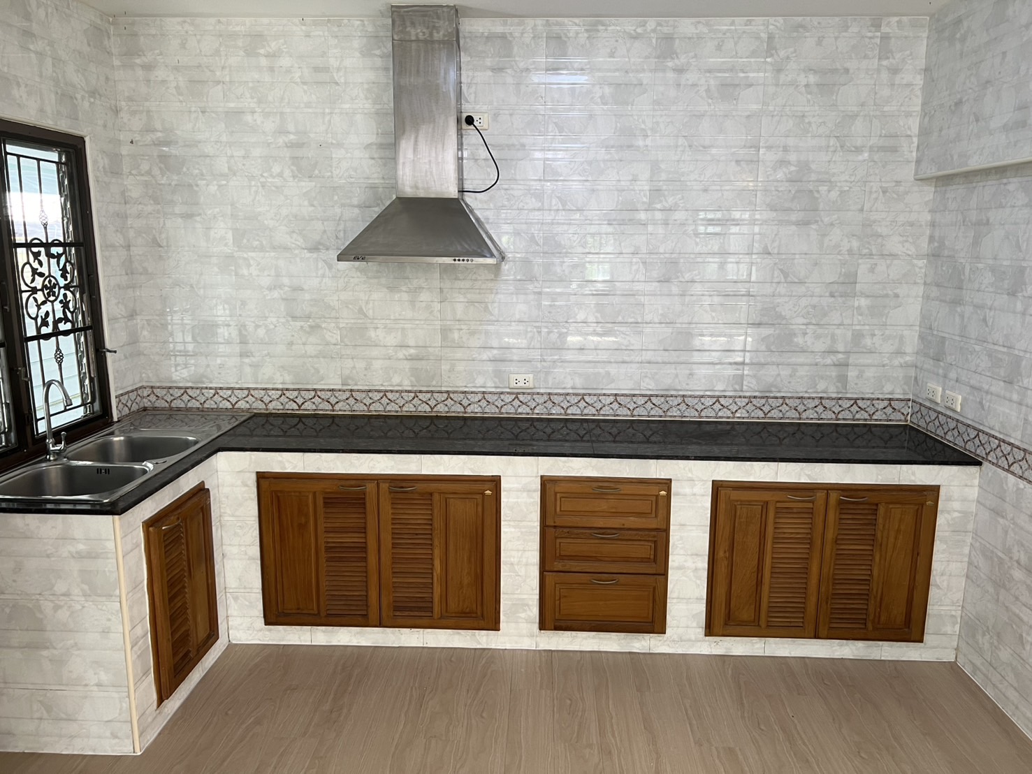 ขายบ้านเดี่ยว หมู่บ้านลีฟวิ่งนารา ซ.เคหะร่มเกล้า 64 แขวงคลองสองต้นนุ่น เขตลาดกระบัง เนื้อที่71ตารางวา  4ห้องนอน 4ห้องน้ำ ติดโซลาเซลล์(ขายไฟได้) 17