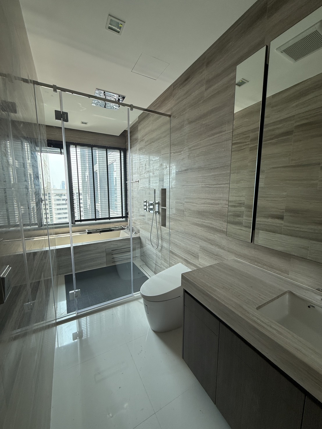 ปล่อยเช่าคอนโด Q1 Sukhumvit ทำเลดี ติด BTS นานา ใกล้โรงพยาบาลบำรุงราษฎร์ 9