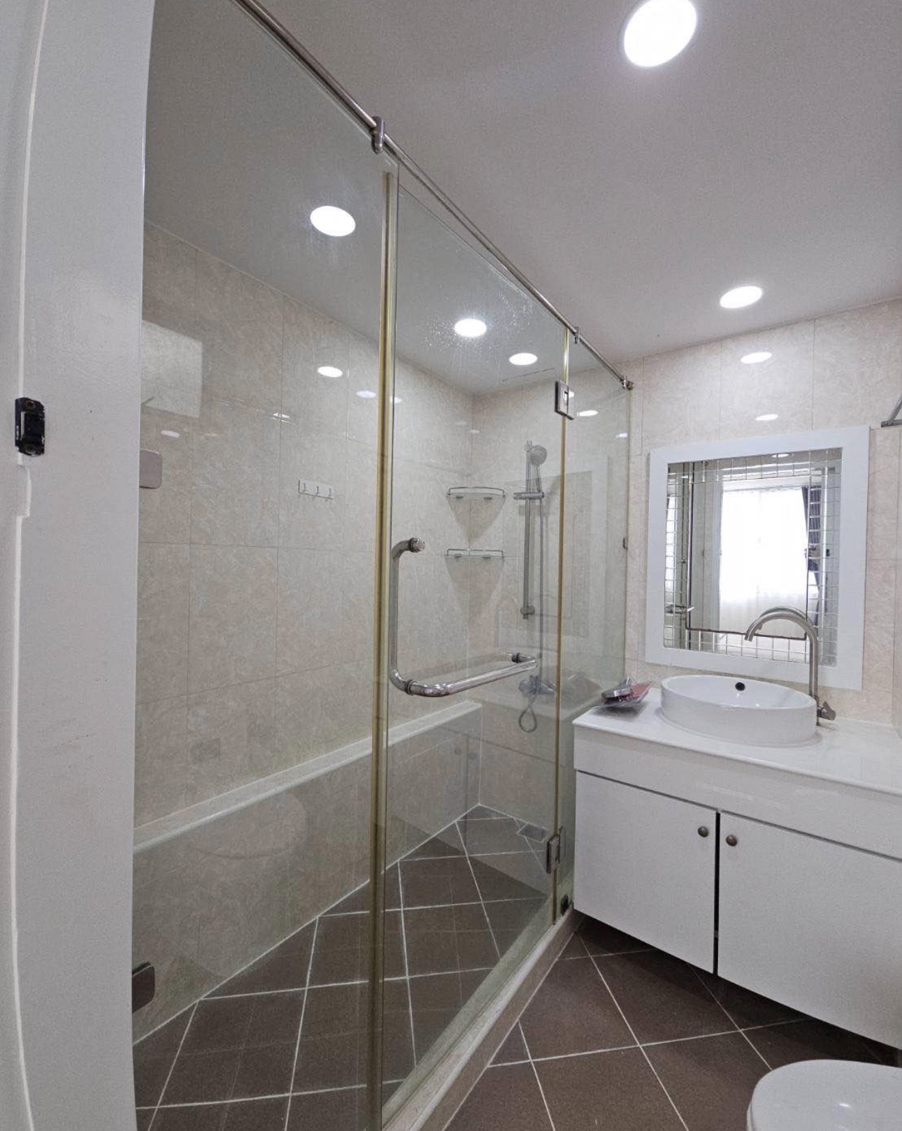 Ultra Luxury 2 Bedroom unit on Wireless Road. 8