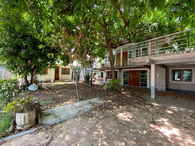 ให้เช่าบ้านเดี่ยว 2 ชั้น 160 ตร.วา ซอยลาดพร้าว 48 เข้าออกได้ทั้งลาดพร้าว สุทธิสาร ใกล้ BTS ภาวนา เหมาะอยู่อาศัยหรือทำสำนักงาน จอดรถรวมได้ 7 คัน 7