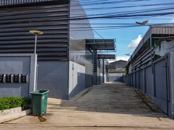 ให้เช่าโกดังสร้างใหม่ย่านถนนเฉลิมพระเกียรติ ร.9 พื้นที่ใช้สอย 200 ตรม. เขตประเวศ 5