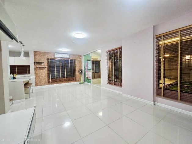 ขายหรือให้เช่าบ้านเดี่ยวหลังมุม หมู่บ้านมัณฑนา เลค วัชรพล โซนใกล้ทะเลสาบ ถนนสุขาภิบาล5 กทม. 4