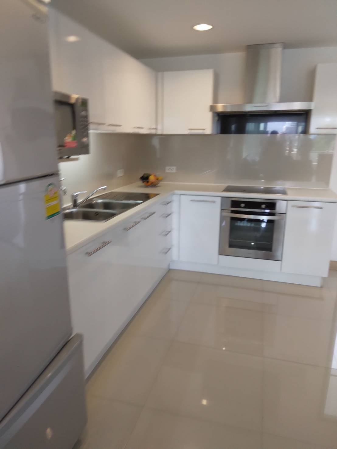 ให้เช่าคอนโดหรูสไตล์วิวล่า สองขนาด 100-200 ตรม. 2 ห้องนอนและ 2 ห้องน้ำ, จากุซซี่ ใกล้บิ๊กซีเอกมัย 2