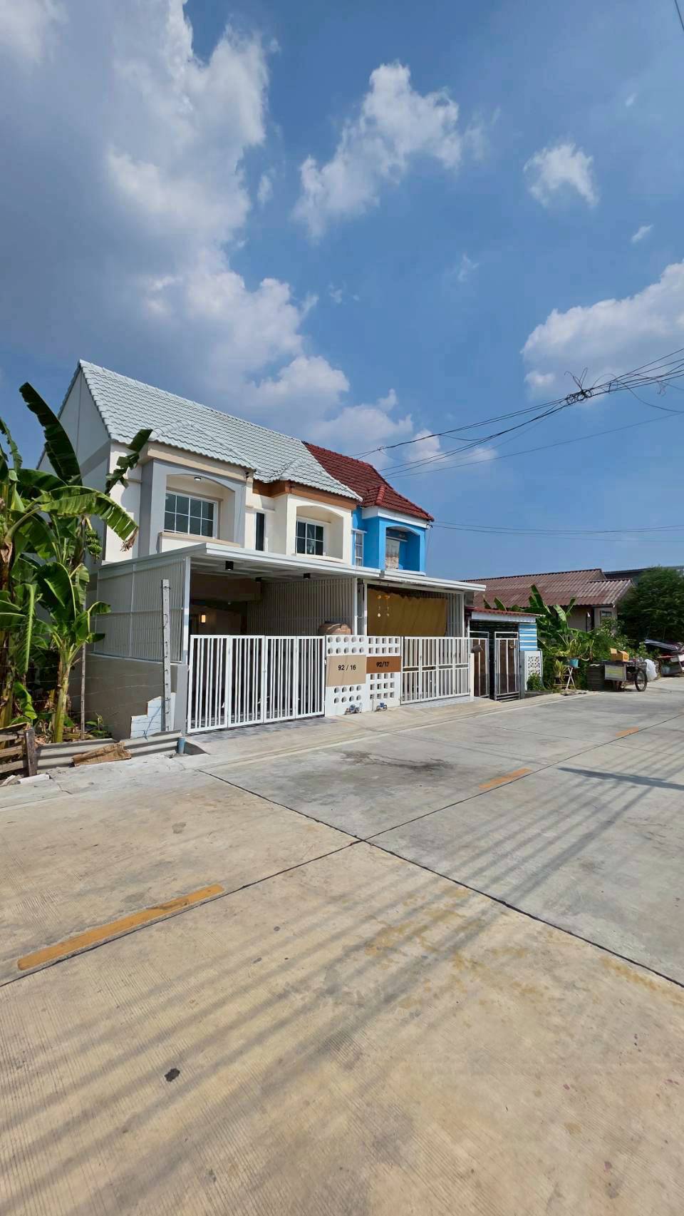 หมู่บ้านธารทอง2  ซอยวัดลาดปลาดุก ทาวน์เฮาส์ 2 ชั้นหลังมุม หน้าบ้านหลังบ้านไม่ชนใคร ห่างจากปากซอยวัดลาดปลาดุกเพียง 1 กม. 20