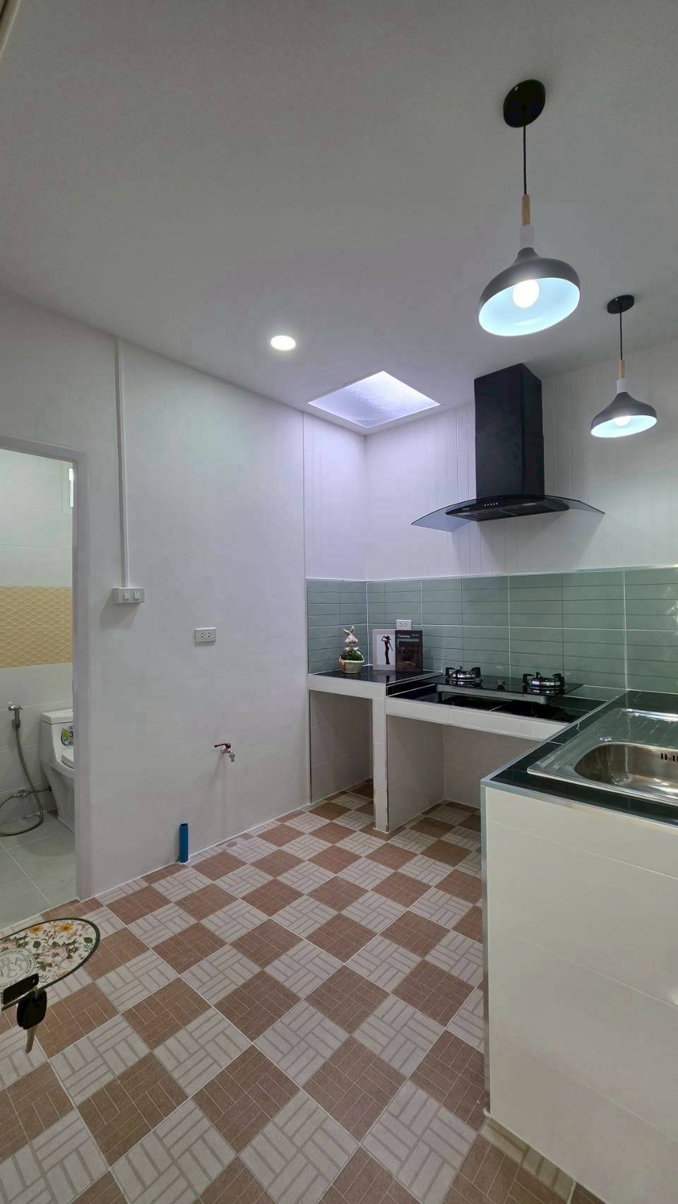 หมู่บ้านธารทอง2  ซอยวัดลาดปลาดุก ทาวน์เฮาส์ 2 ชั้นหลังมุม หน้าบ้านหลังบ้านไม่ชนใคร ห่างจากปากซอยวัดลาดปลาดุกเพียง 1 กม. 11