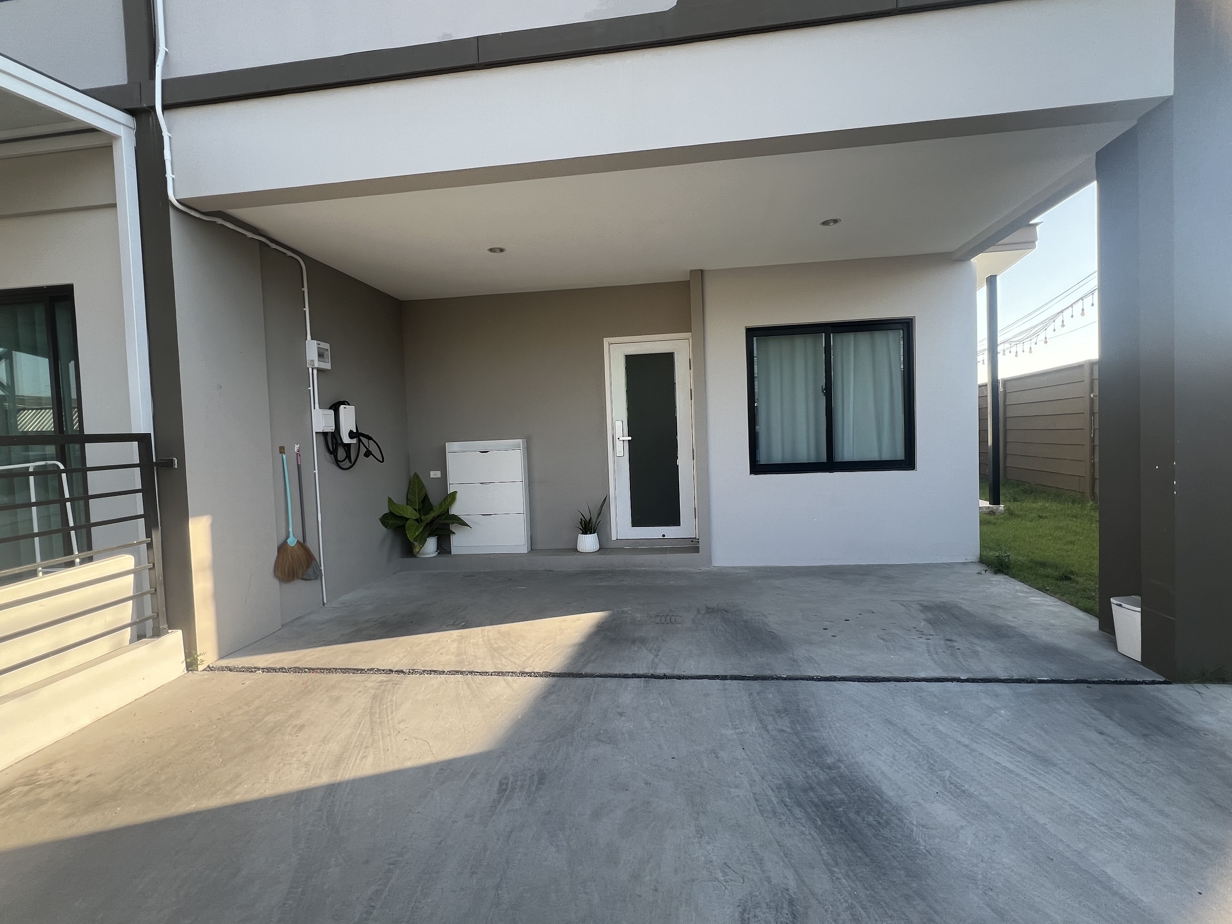 ทาวน์โฮมสไตล์บ้านแฝด มีพื้นที่ข้างบ้าน ไม่มีบ้านตรงข้ามสุดซอยเป็นส่วนตัว ประชาอุทิศ90/สมุทรปราการ 2