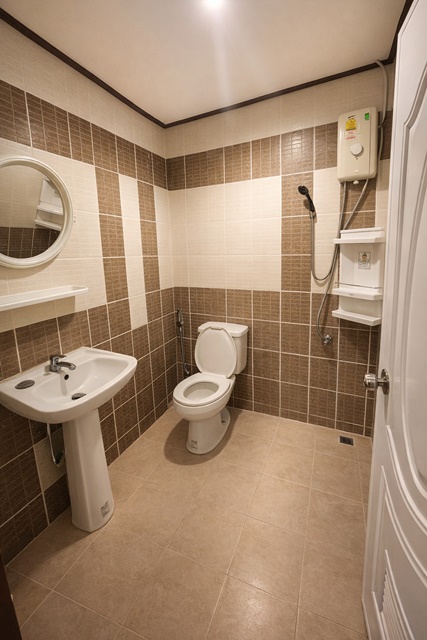 เหมาะลงทุน Hostel Airbnb รัชดา ใกล้ MRTโชคชัย4 299ม. อาคาร 4ชั้น 6–8นอน 6น้ำ 20 ตร.ว.252 ตร.ม. 8