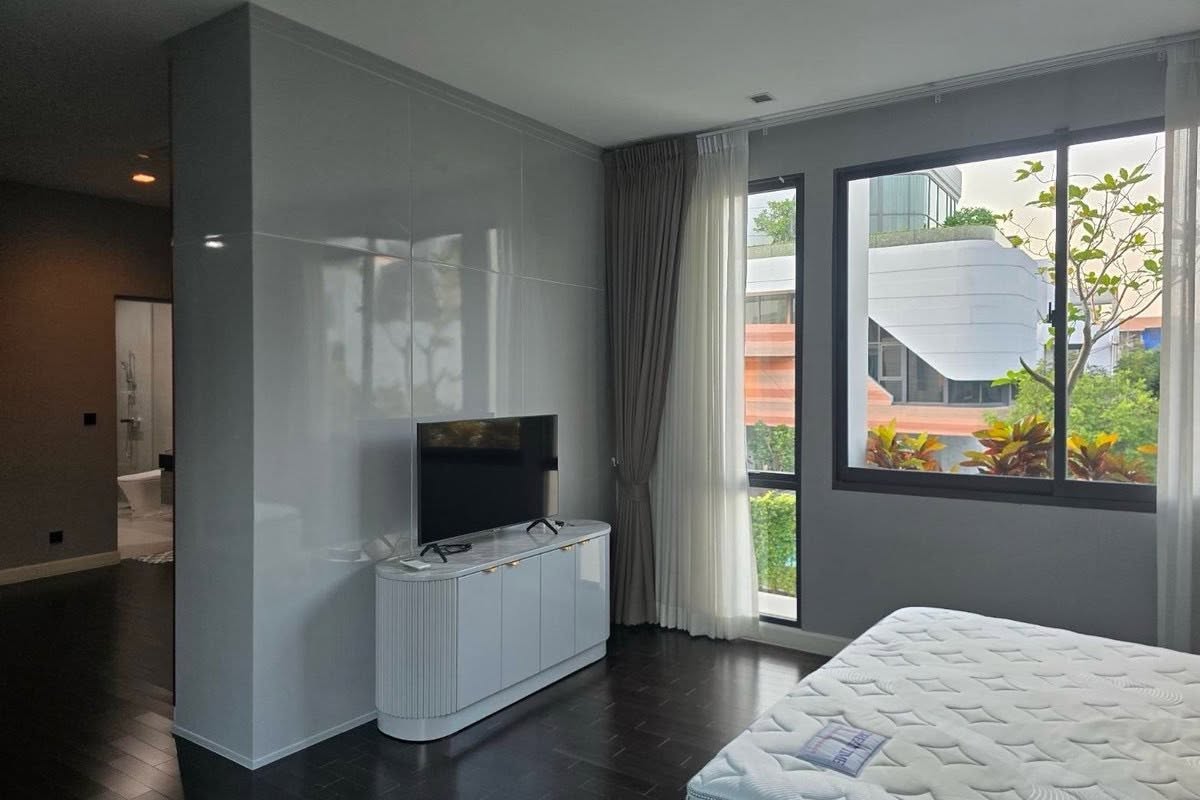 ให้เช่าบ้านหรู The Gentry พัฒนาการ 2บ้านเดี่ยว 3 ชั้น สไตล์ Luxury Villa พร้อมเฟอร์นิเจอร์ครบ ใกล้ Clubhouse เพียง 5 กม. ถึงทองหล่อ 15