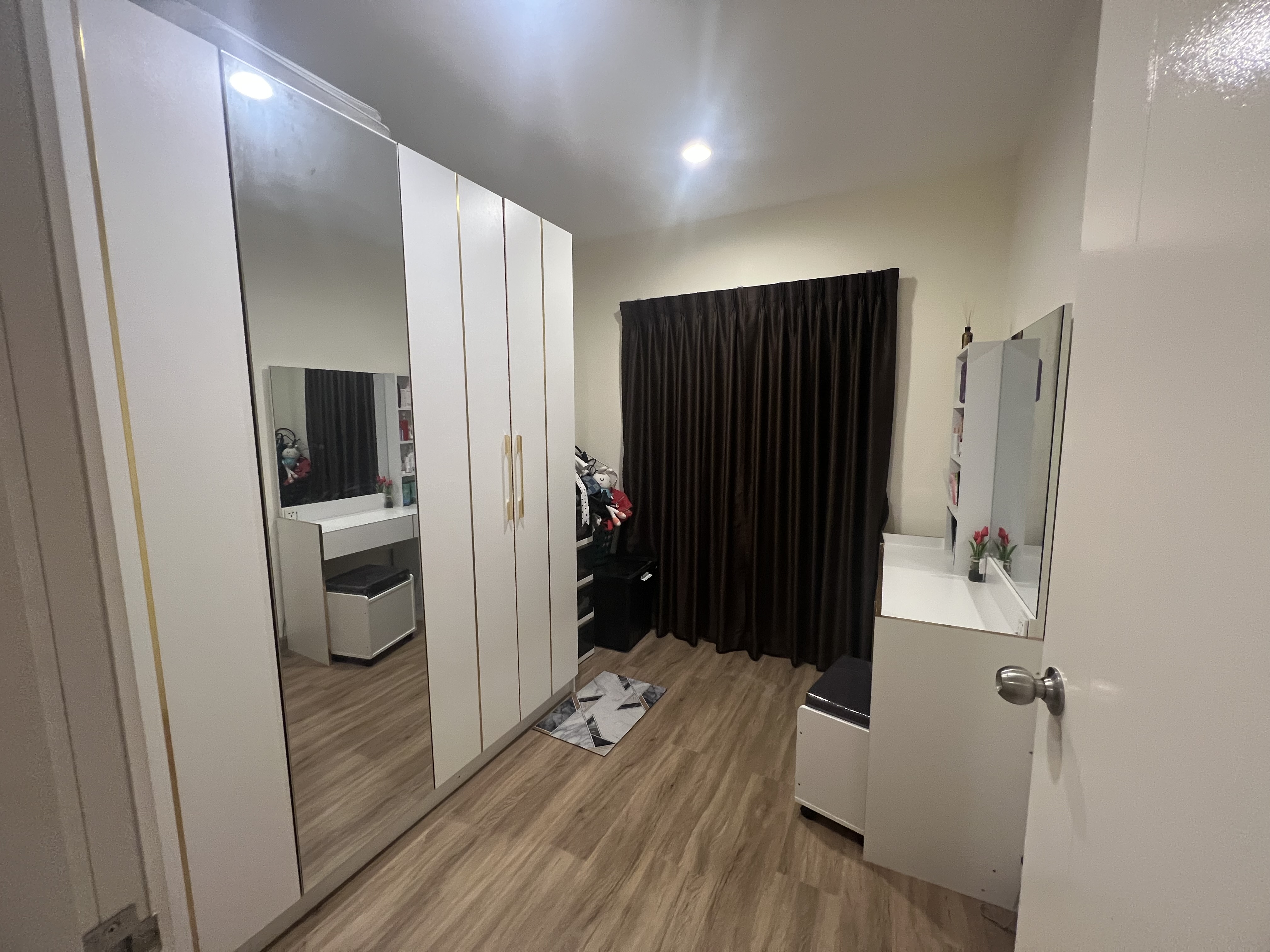 ทาวน์โฮมสไตล์บ้านแฝด มีพื้นที่ข้างบ้าน ไม่มีบ้านตรงข้ามสุดซอยเป็นส่วนตัว ประชาอุทิศ90/สมุทรปราการ 13