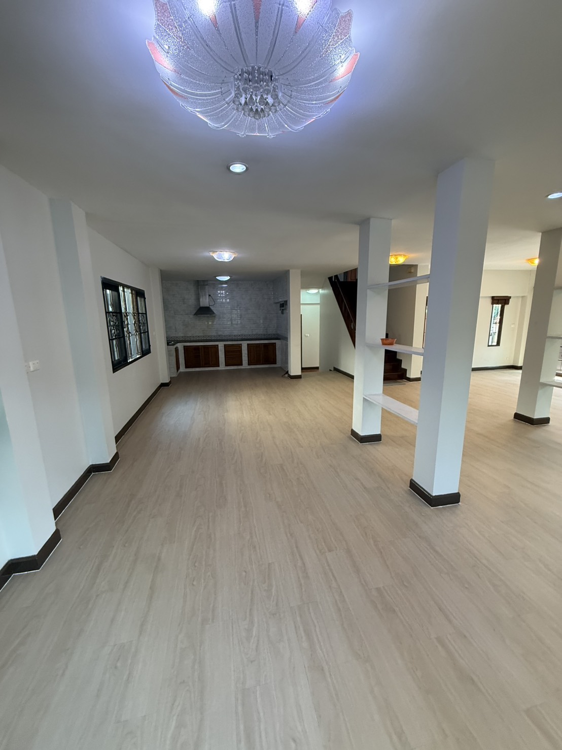 ขายบ้านเดี่ยว หมู่บ้านลีฟวิ่งนารา ซ.เคหะร่มเกล้า 64 แขวงคลองสองต้นนุ่น เขตลาดกระบัง เนื้อที่71ตารางวา  4ห้องนอน 4ห้องน้ำ ติดโซลาเซลล์(ขายไฟได้) 16