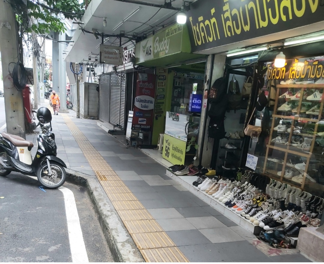 เซ้งร้านรองเท้าและเสื้อ ผ้ามือสองปากซอยลาดพร้าว 41 ทำเลทอง 13