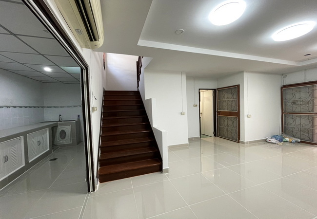 ขายทาวน์เฮ้าส์ หมู่บ้านพฤกษา 14 เอ ซอยวัดลาดปลาดุก เนื้อที่ 18 ตร.ว. 2 ชั้น 3 นอน 2 น้ำ 5