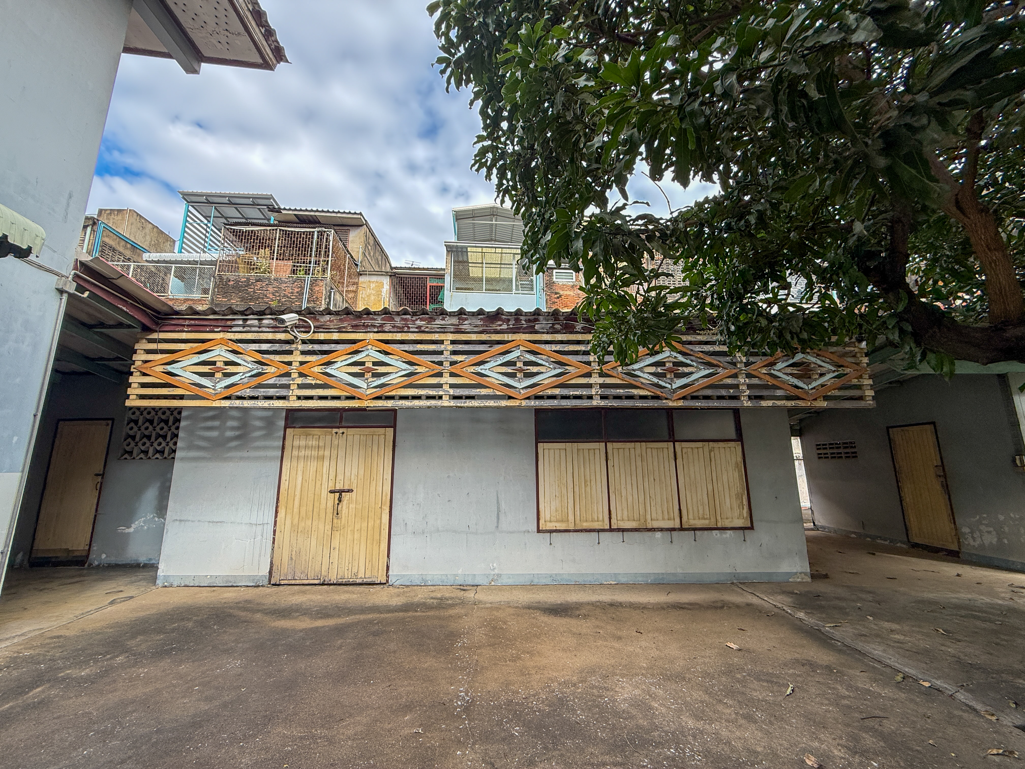 ให้เช่าที่ดินพร้อมสิ่งปลูกสร้าง 658 ตรว ,ติดถนนสาธุประดิษฐ์ เหมาะแก่การพักอาศัย และร้านคาเฟ่ ,ร้านอาหาร 3