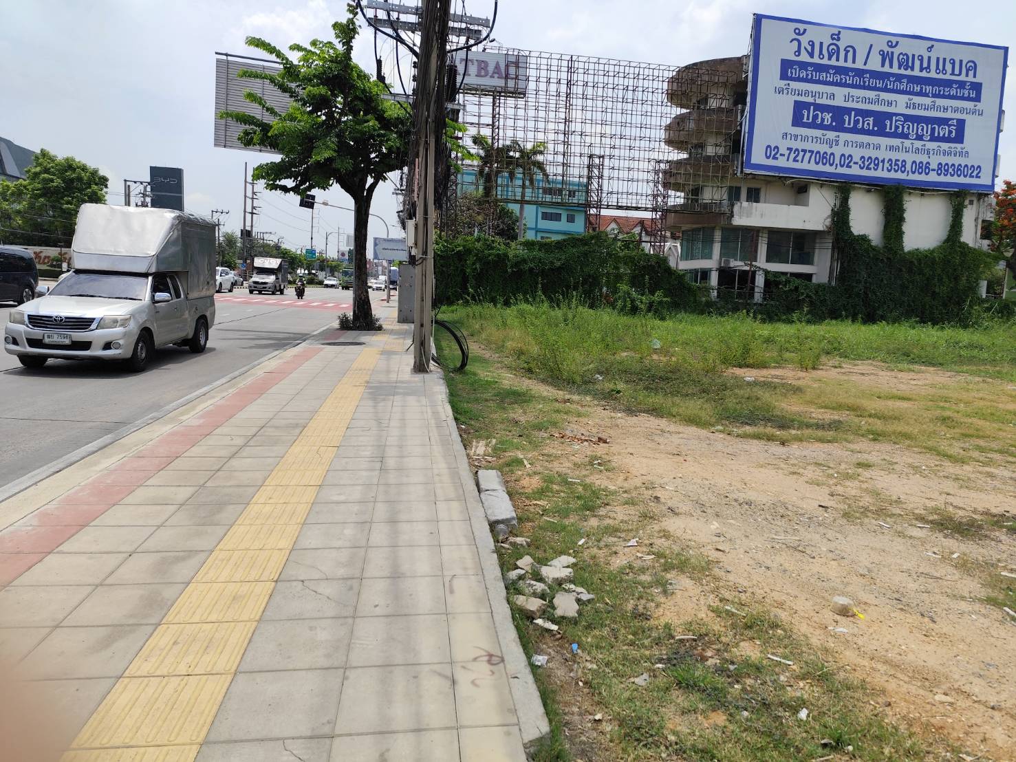 ขายที่ดินเปล่า ยกแปลง แปลงใหญ่  Large Land on Sale main road 13 Rais  2 Ngan 87 Wah On Nut Lakrabang zone 6