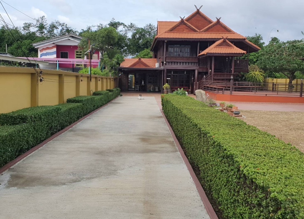 ขายบ้านเรือนไทย ใกล้สนามบินสุวรรณภูมิ  2 ชั้น ขนาด 307ตรว. 3 นอน 2 น้ำ - ม.ลาดกระบัง - ใกล้สยามพรีเมี่ยม เอาท์เล็ท   ต 3