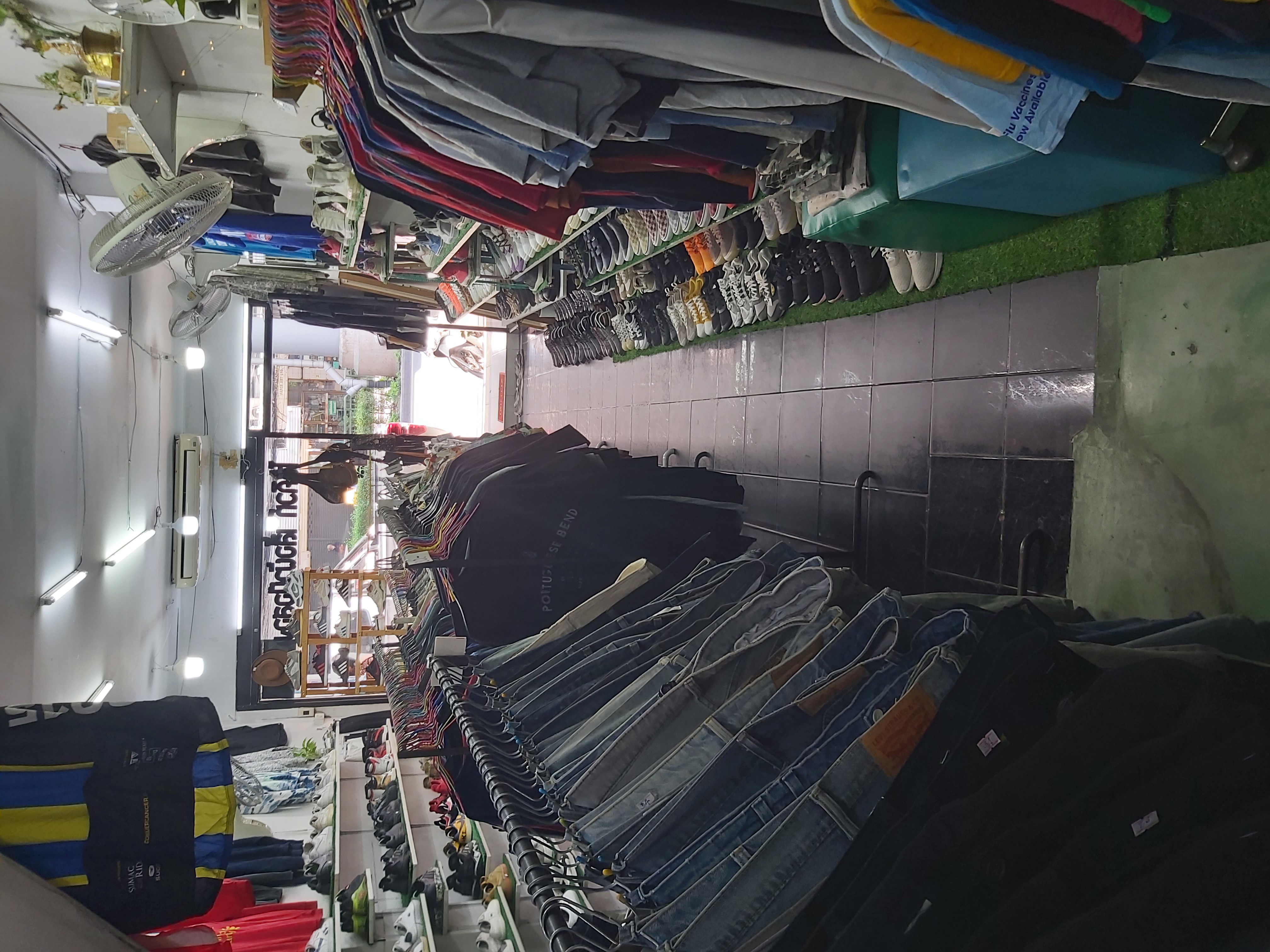 เซ้งร้านรองเท้าและเสื้อ ผ้ามือสองปากซอยลาดพร้าว 41 ทำเลทอง 6