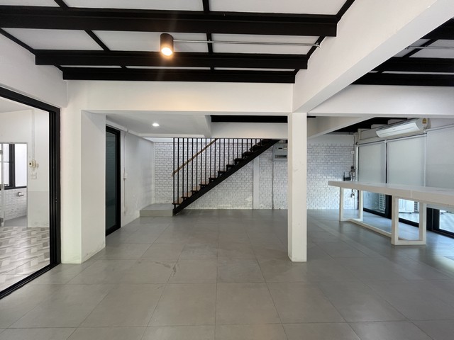 บ้านว่าง ให้เช่า หมู่บ้าน ต.รวมโชค โชคชัย 4 ซอย 56 ลาดพร้าว ลาดพร้าววังหิน ใกล้MRTโชคชัย 4 เลียบด่วน รับออฟฟิศนามบุคคลเท่านั้น แต่งแบบโมเดิร์น โปร่ง ใ 4