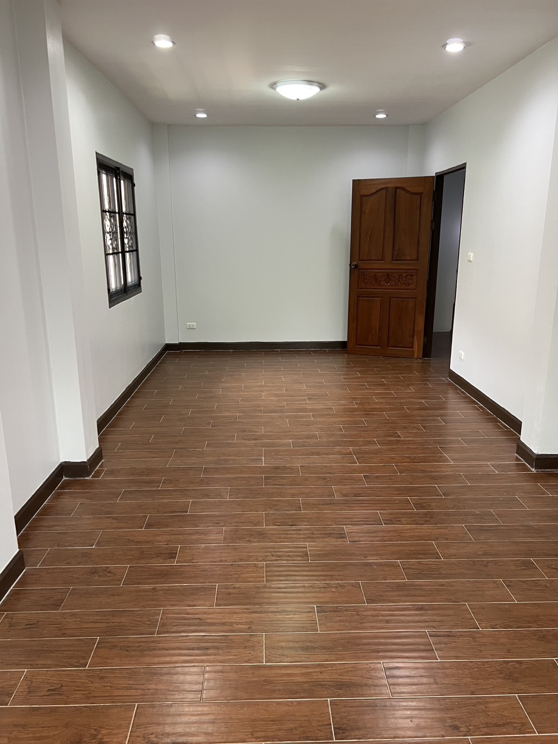 ขายบ้านเดี่ยว หมู่บ้านลีฟวิ่งนารา ซ.เคหะร่มเกล้า 64 แขวงคลองสองต้นนุ่น เขตลาดกระบัง เนื้อที่71ตารางวา  4ห้องนอน 4ห้องน้ำ ติดโซลาเซลล์(ขายไฟได้) 15