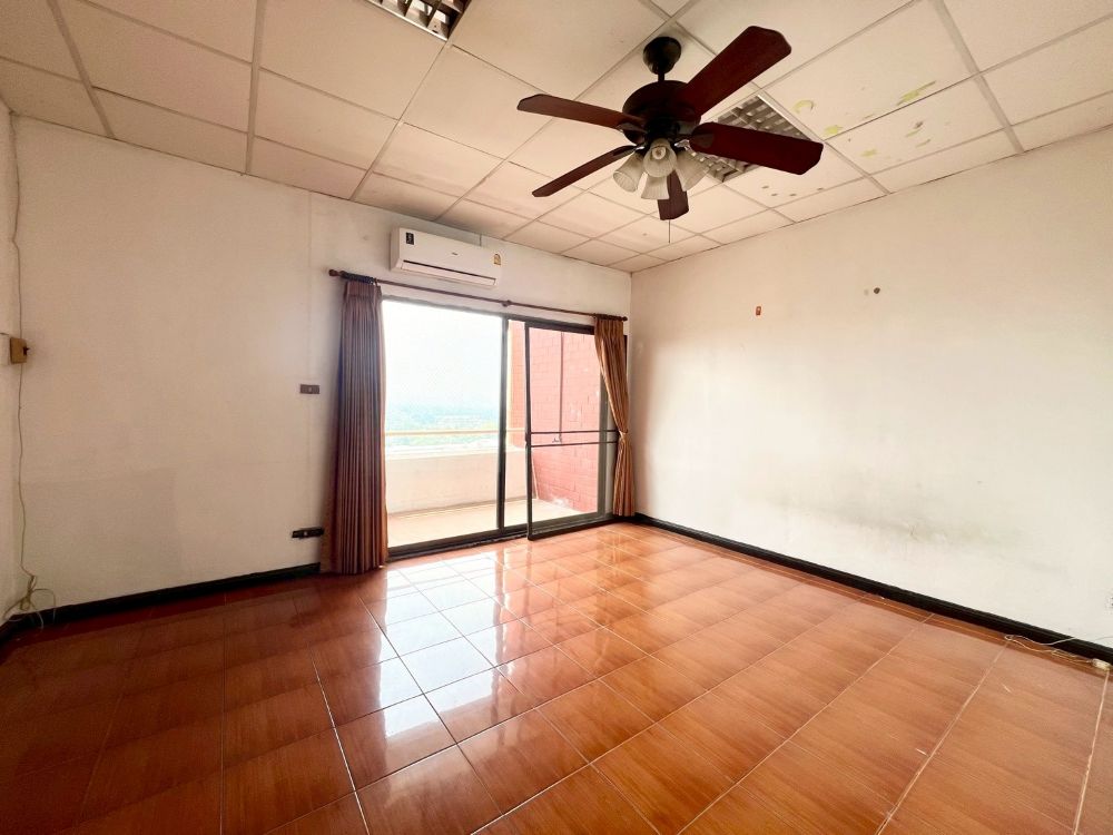 [For Sale] ขายคอนโด 2 ห้องนอน ถูกสุดในโครงการ คันทรี คอมเพล็กซ์ บางนา (Country Complex Bangna) ที่จอดรถ 2 คัน ใกล้ BTS บางนา 5