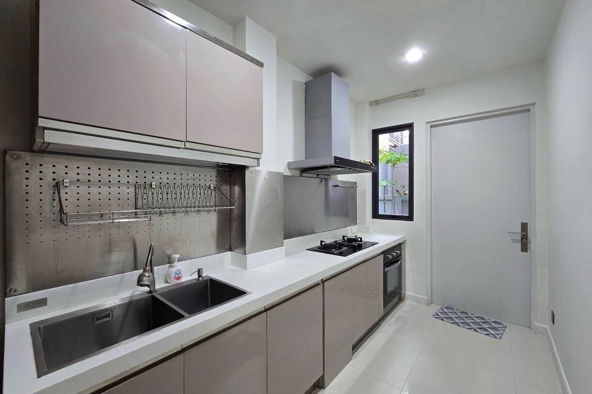 ให้เช่าบ้านหรู The Gentry พัฒนาการ 2บ้านเดี่ยว 3 ชั้น สไตล์ Luxury Villa พร้อมเฟอร์นิเจอร์ครบ ใกล้ Clubhouse เพียง 5 กม. ถึงทองหล่อ 9